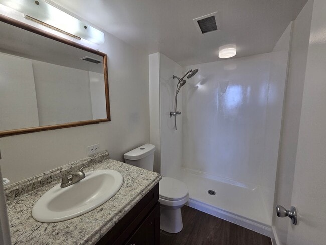 Building Photo - 2 bed, 2 bath, 1 parking Available for Rent in Salt Lake