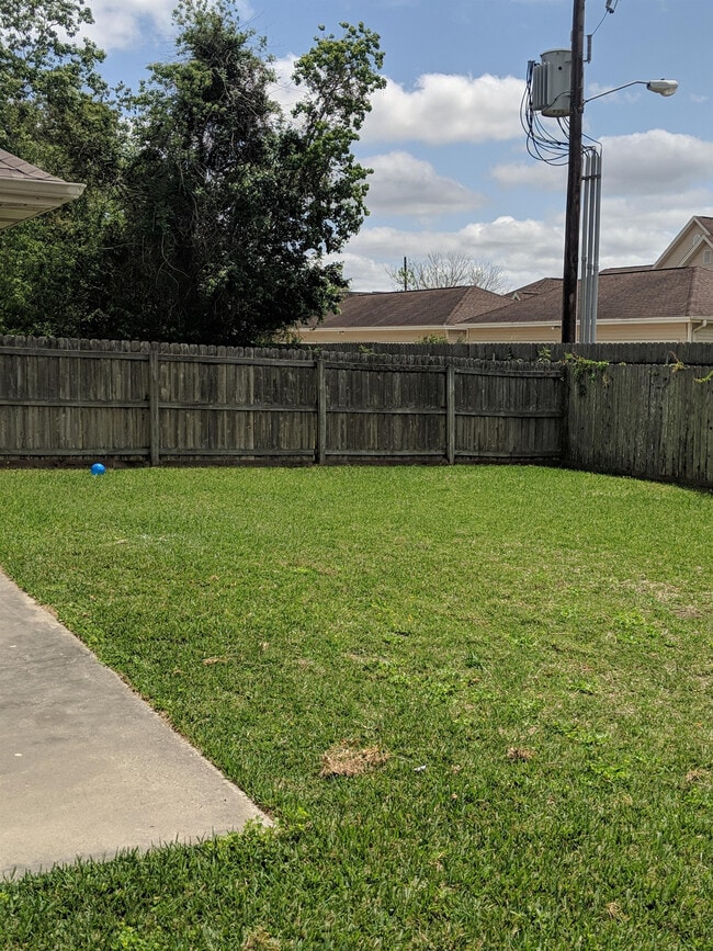 Building Photo - 8005 Blue Bonnet St