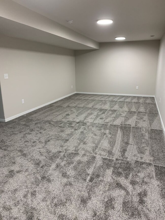 Building Photo - 2 bedroom/2.5 bathroom ranch townhome