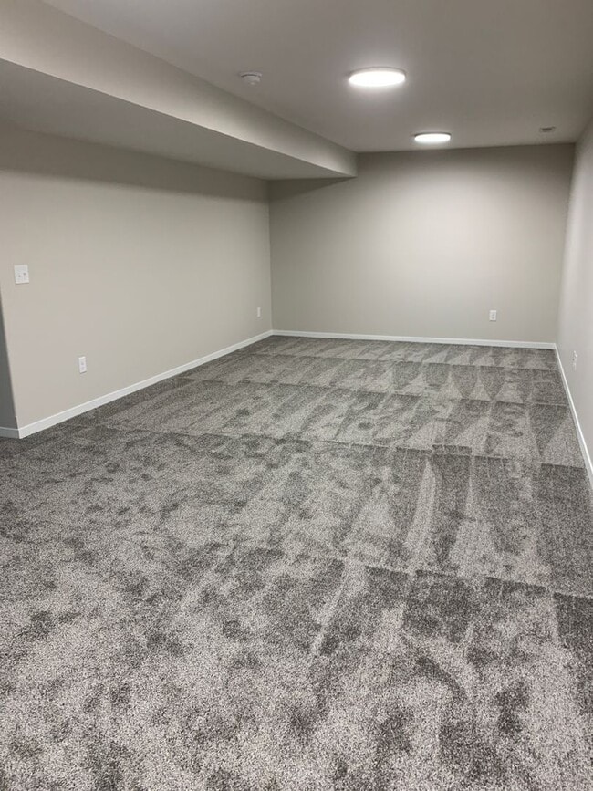 Building Photo - 3-Stall Garage 2 bedroom/2.5 bathroom ranc...