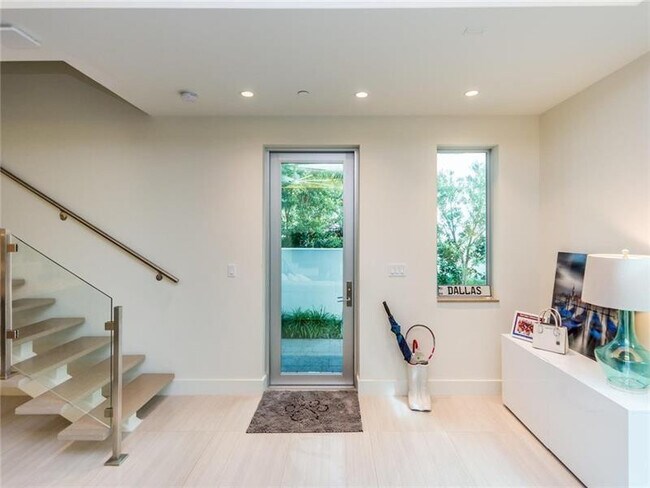 Building Photo - 240 Shore Ct