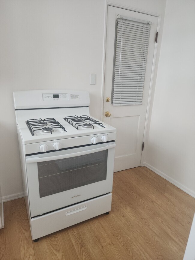 447 E GAS RANGE - 447 N Oakhurst Dr