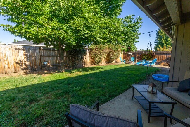 Building Photo - MODERN COMFORT & OPEN LAYOUT 3 BEDROOM SIN...
