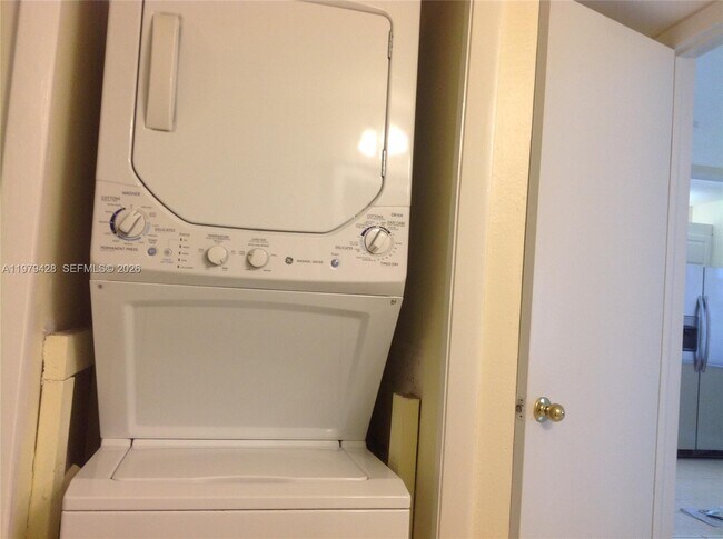 Building Photo - 16246 Laurel Dr