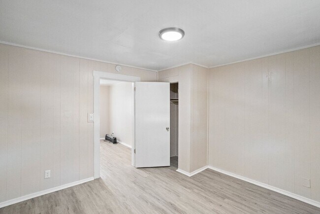 Building Photo - 935 Union St S