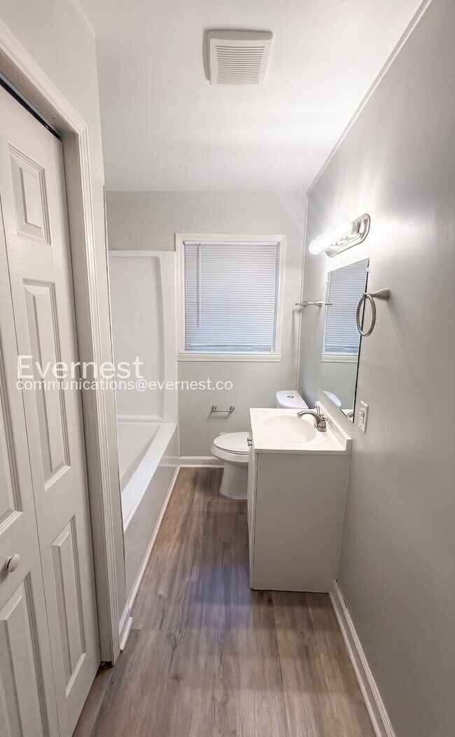Building Photo - 3-Bed/1.5-Bath Modern Upgrades/ Pet Friendly/Available Now!