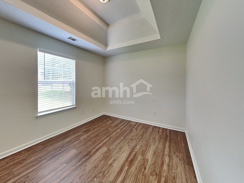 Building Photo - 375 Ermines Way