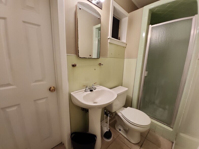 Building Photo - 701 Grigsby Ave