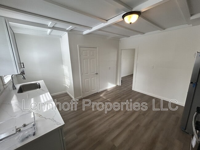 Building Photo - 27 Hilton St