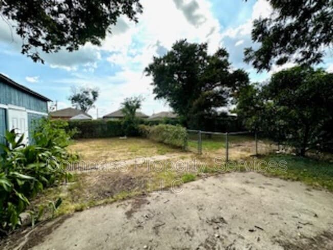 Building Photo - 300 N Oak Dr