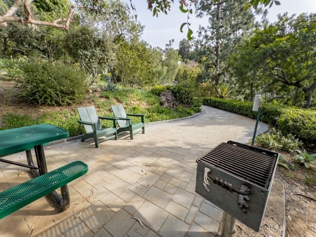 Building Photo - Large 2bed/ 2 bath corner unit in the heart of Silverlake with Hot Tub, Pool, Gated Parking and P...