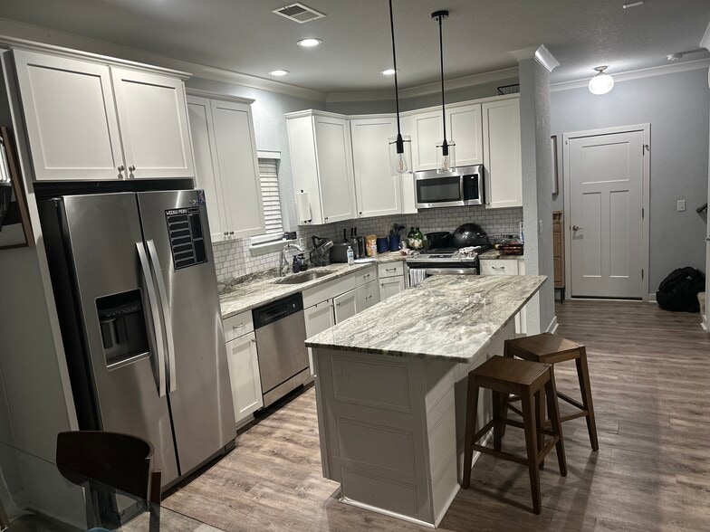 Kitchen - 4700 Kilby Dr