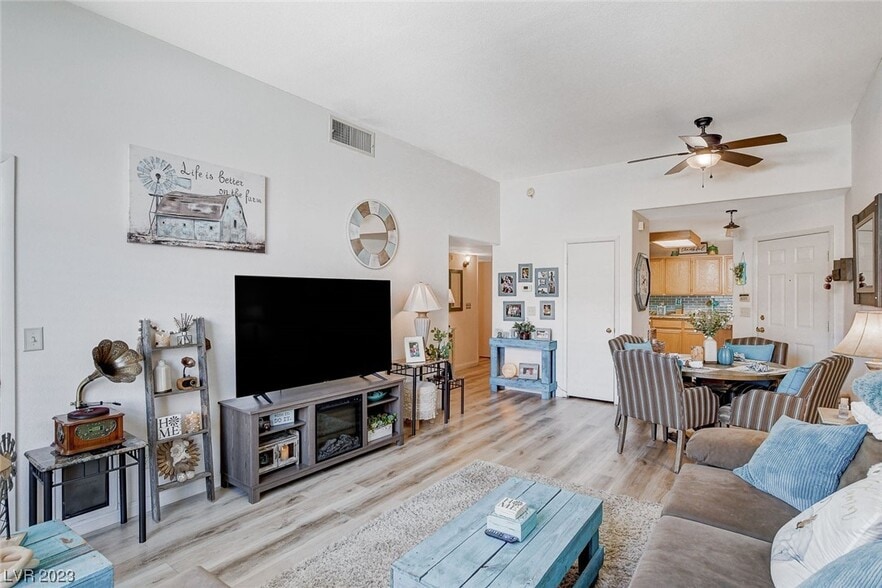 Living Room - 3125 N Buffalo Dr