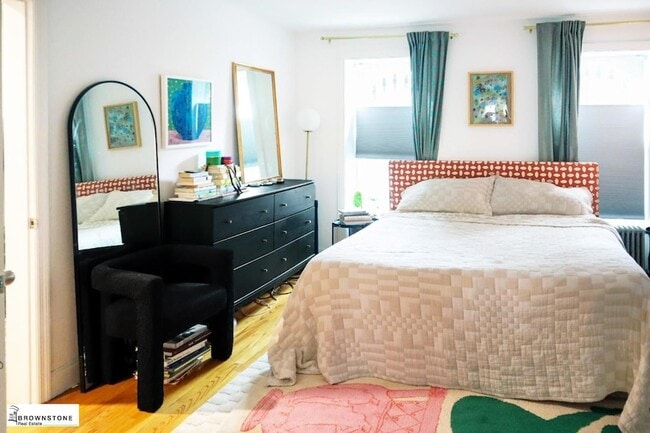 Building Photo - 586 Henry St