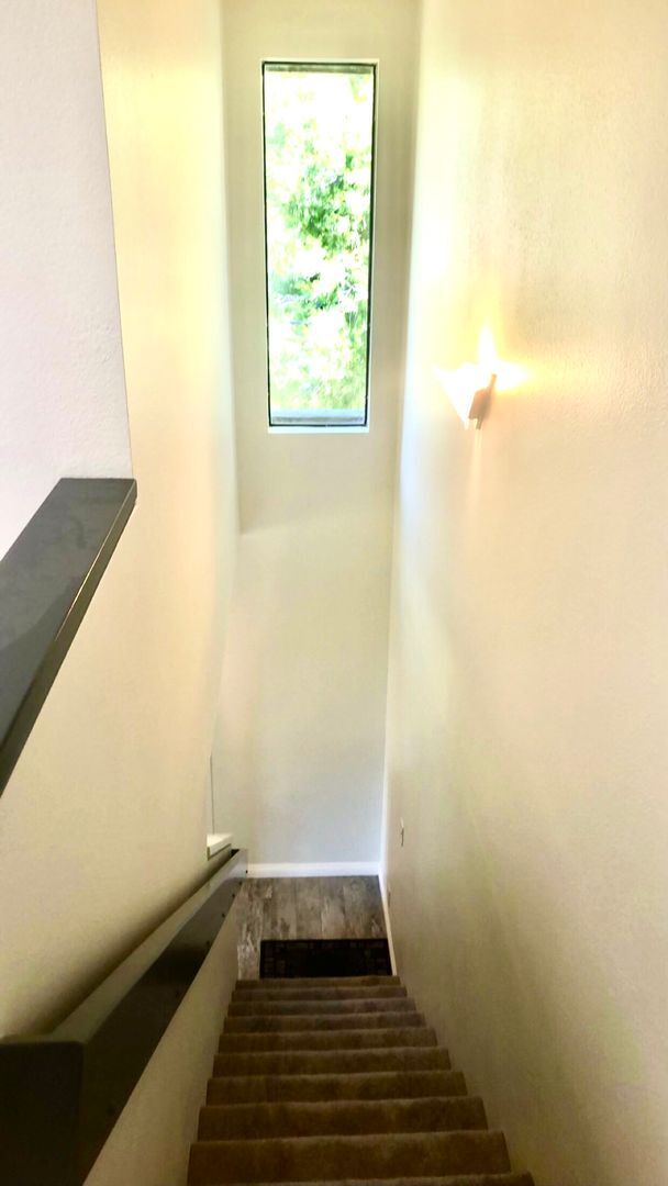 Building Photo - Charming 3 Bedroom, 2.5 Bath end unit Town...