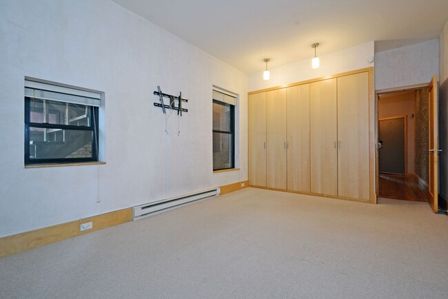 Building Photo - Beautiful Condo in Prime Minneapolis Locat...