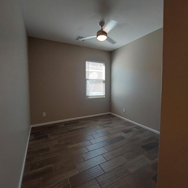 Building Photo - 1025 S 200th Ln