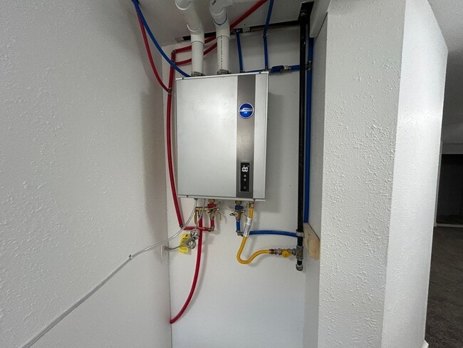 Building Photo - 3 Bedroom 1 Bath Beautiful House with Fenced Yard & Garage