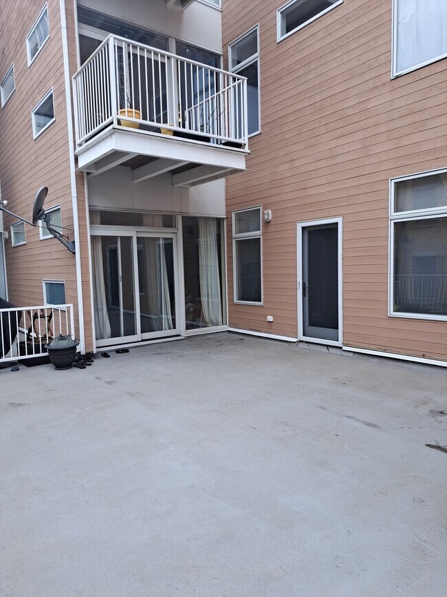 Building Photo - 915 S Oak Park Ave