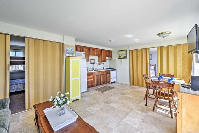 Building Photo - 352 Shore Rd