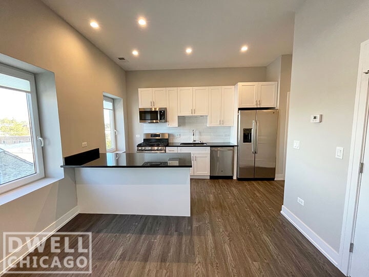 Building Photo - 1724 W Greenleaf Ave