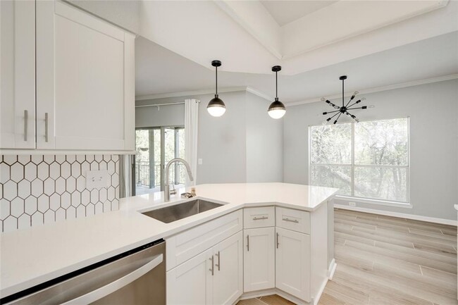 Building Photo - 6000 Shepherd Mountain Cove