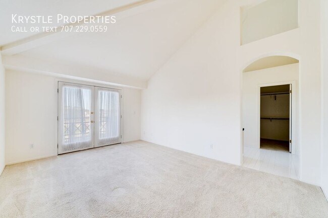 Building Photo - Luxurious Living in Gated Villa Del Mar Co...