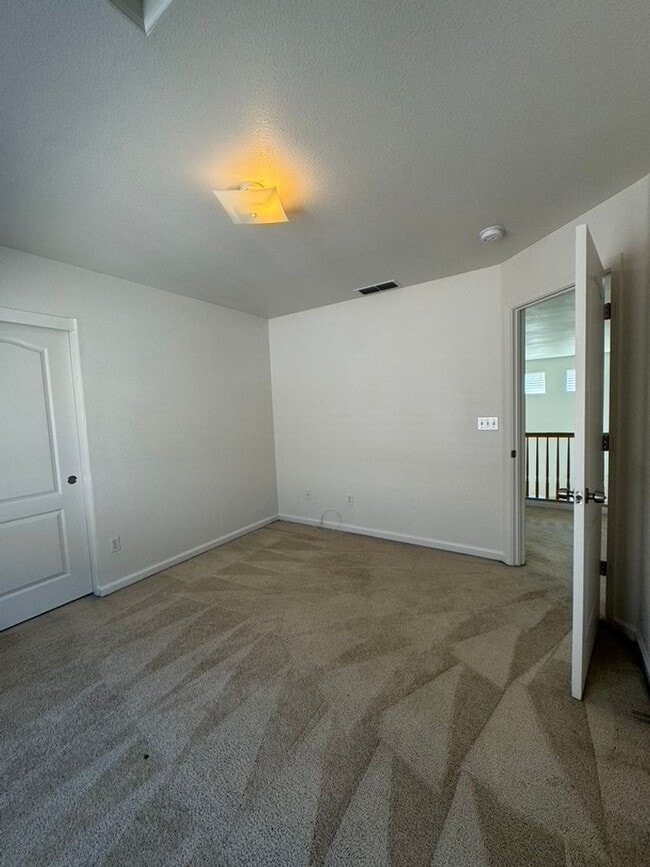Building Photo - Comfortable home has 5Bdm 3Ba Home With 3 ...