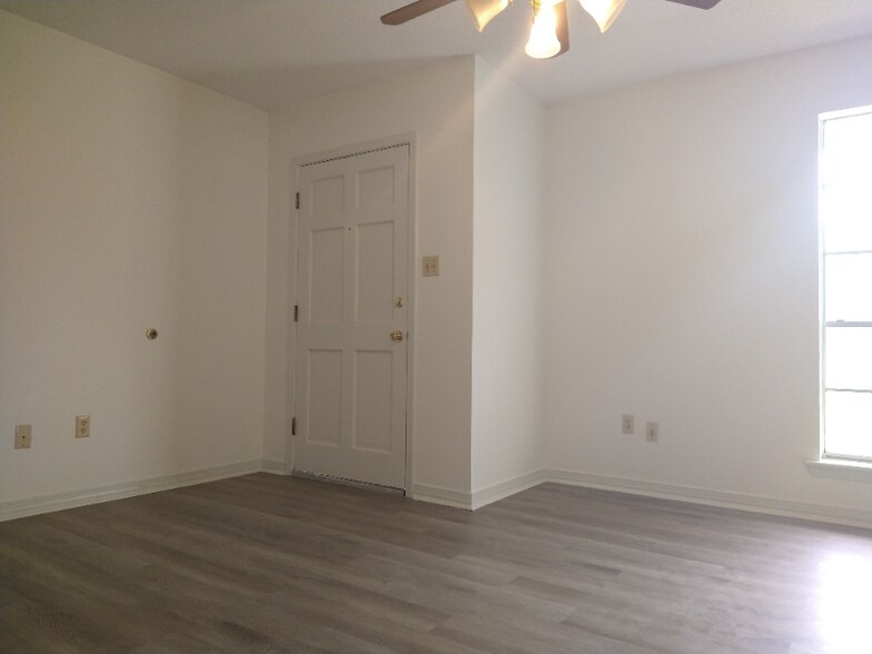 Building Photo - 6204 Mitchell Ave