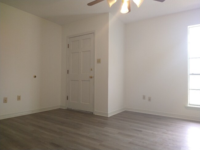 Building Photo - 6204 Mitchell Ave