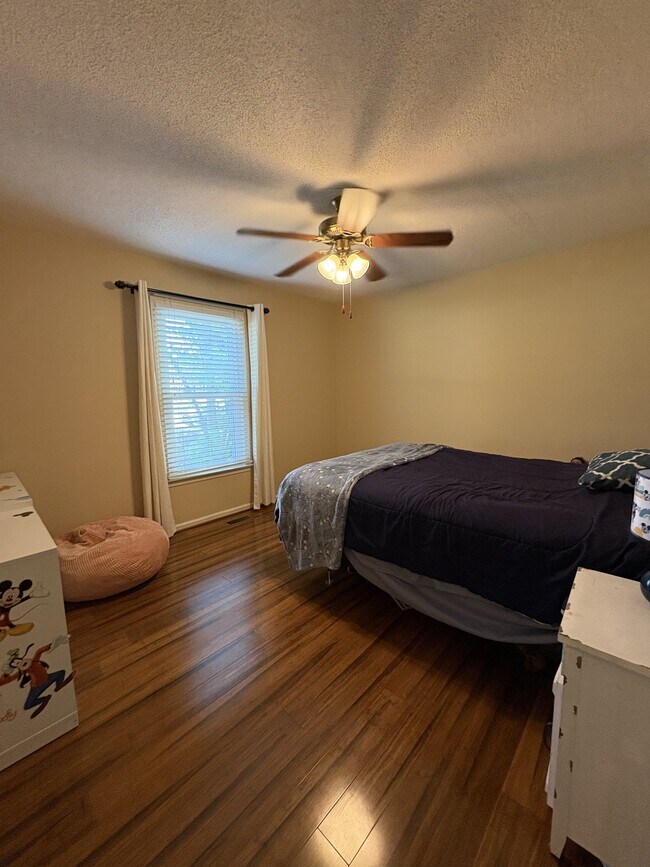 Building Photo - 321 N Valley View Dr