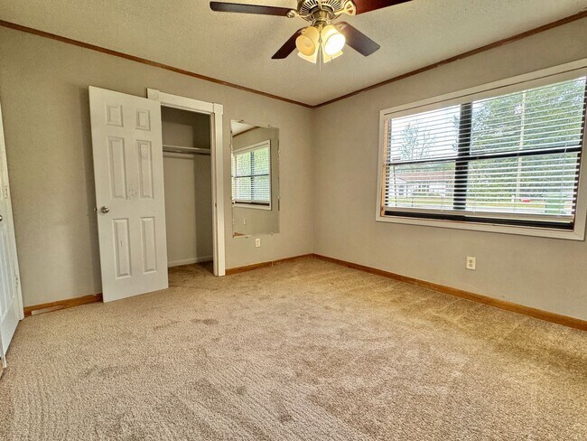 Building Photo - AVAILABLE AUGUST 2025 [PET FRIENDLY]