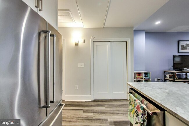 Building Photo - 819 D St NE