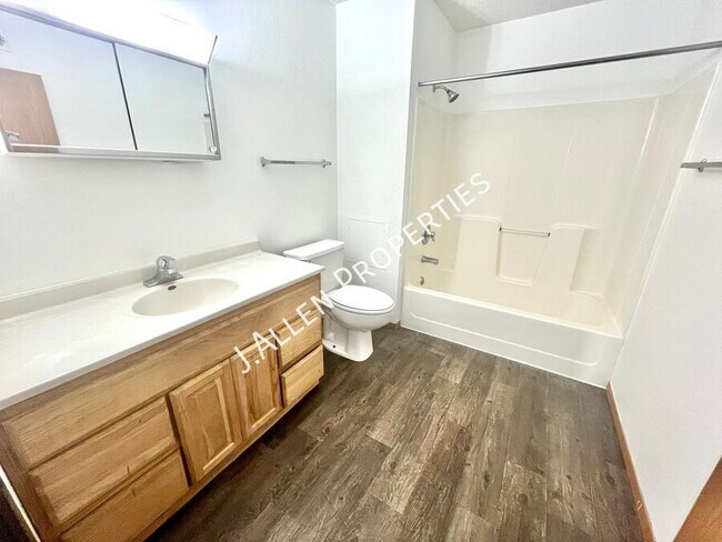 Building Photo - 904 Riverfront Rd