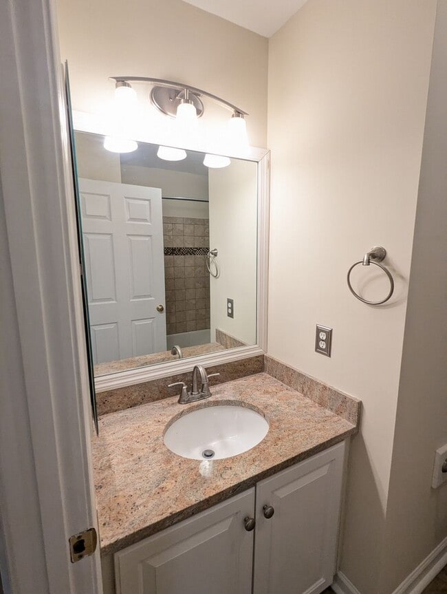 Building Photo - Townhome in *OAKDALE school district* ready for you now!