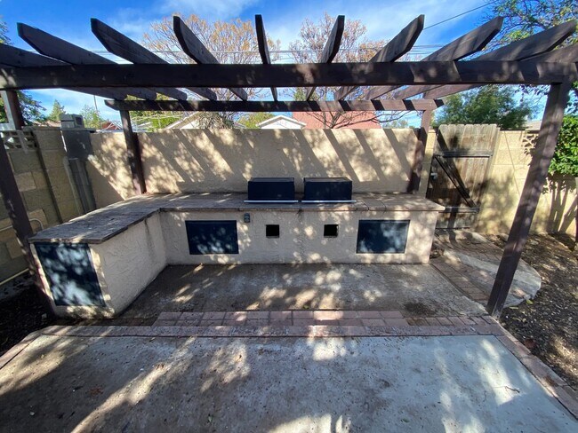 Building Photo - 2032 W Medlock Dr