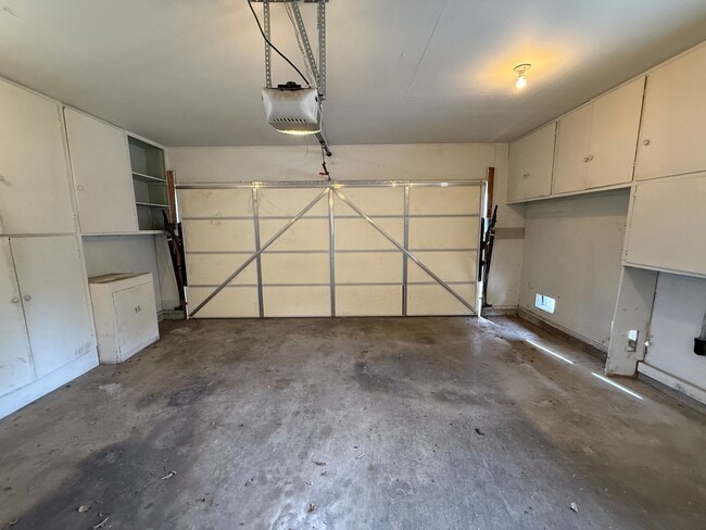 Building Photo - Spacious 3 bed 2 bath home available now!