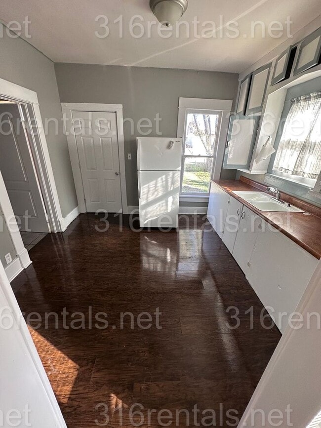 Building Photo - $895 - **COMING SOON** 2 bedroom / 1 bathroom - Single Family Home