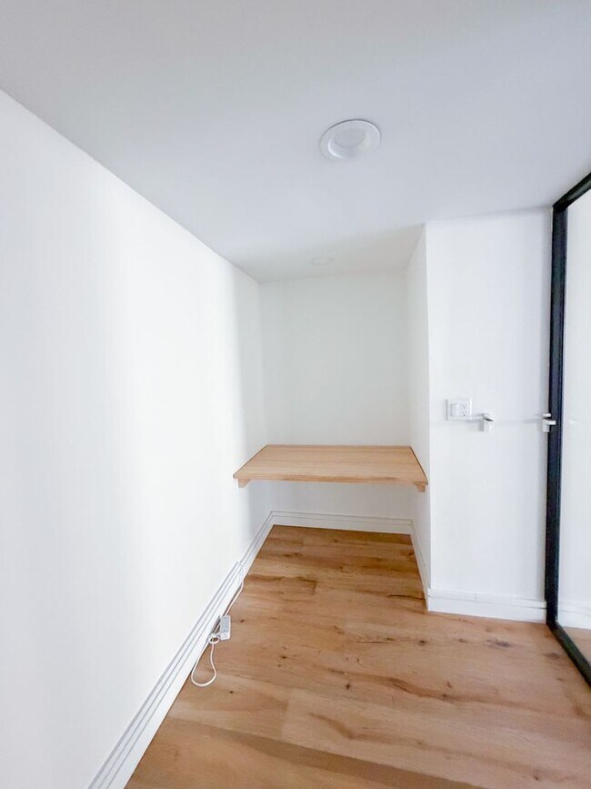 Building Photo - Top Floor Beautiful 2BD 2BA