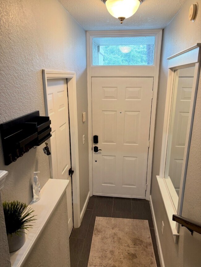 Building Photo - 708 Promenade Pl