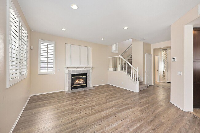 Building Photo - 2 Master Suites - 2 car garage - Townhome