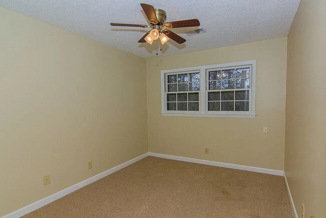 Building Photo - Spacious 3-Bedroom, 2-Bath Condo Available!