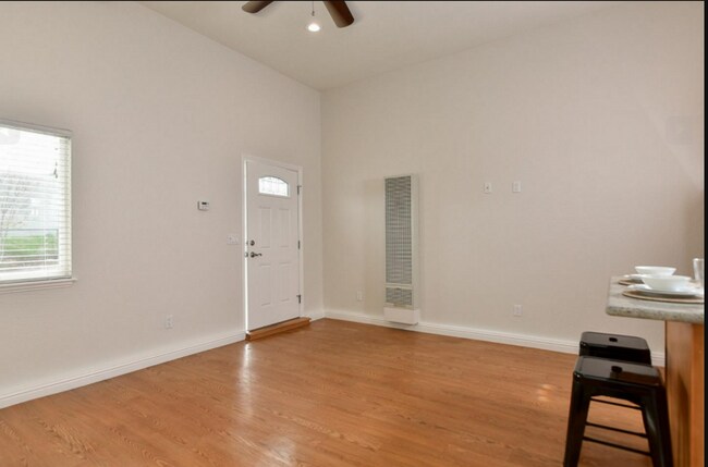 Building Photo - 675 Hamline St