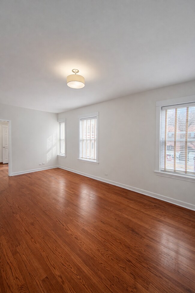 Building Photo - Renovated 2BD / 1BA with Modern Finishes - Albany Park