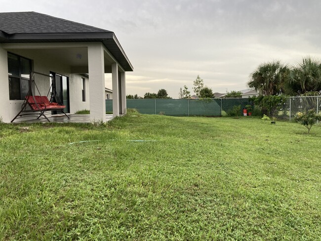 Building Photo - 350 Piper Ave