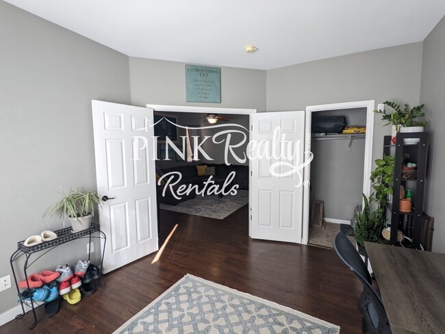 Building Photo - 9496 Pony Gulch Way