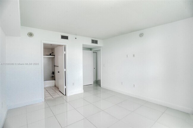 Building Photo - 1861 NW South River Dr