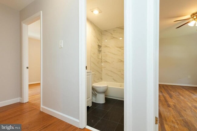 Building Photo - 9004 Roundleaf Way