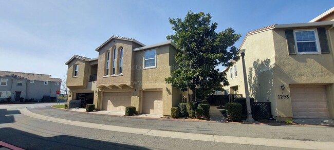 Building Photo - Sierra View Townhouse Lincoln  2 Bed 2 Ba ...