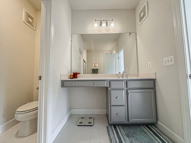 Building Photo - Stylish 3 Bed 2.5 Bath End-Unit Townhome W...